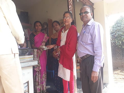 पचखेडी :  घरोघरी जाऊन सहकाऱ्यांसह करवसुली करताना खंडविकास अधिकारी हिरूडकर.