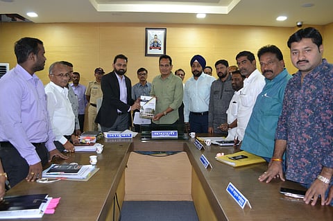 नांदेडला स्थायी समितीच्या सभेत डॉ. विपीन यांनी महापालिकेचा अर्थसंकल्प सभापती अमितसिंह तेहरा यांना सादर केला.