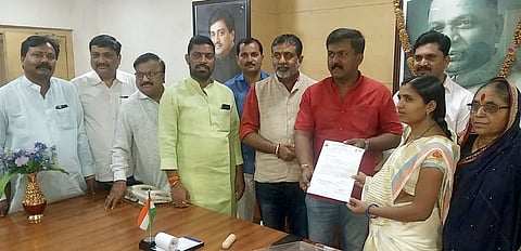 नांदेड महापालिकेच्या विरोधी पक्षनेतेपदाचे पत्र दीपकसिंह रावत यांना देताना महापौर दीक्षा धबाले.