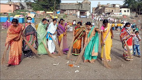 पंढरपूर: चंद्रभागा नदीपात्रात महास्वच्छता अभियानामध्ये सहभागी झालेल्या सकाळ-तनिष्काच्या सदस्या. (छायाचित्र- राजकुमार घाडगे, पंढरपूर)