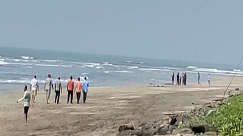 6 youth drawn in sea from dabhol ratnagiri 3 dead and 3 survived from villagers in ratnagiri