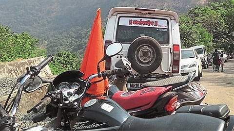 महाड : किल्ल्याच्या पायथ्याशी बेकायदा झालेली पार्किंग.