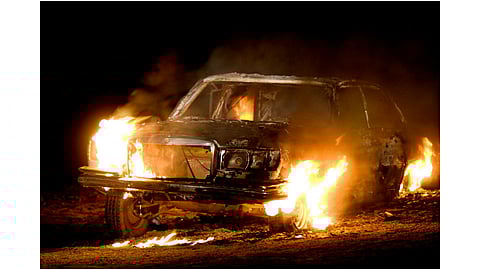 traveling car burned down incident in poladpur kokan marathi news