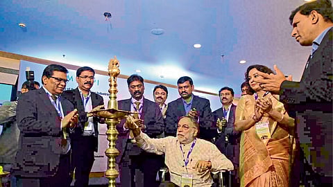 कार्यशाळेत दीपप्रज्वलन करताना मान्यवर