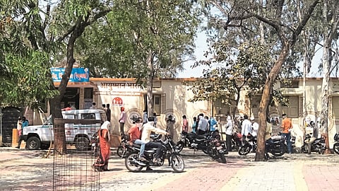 पिंपळगाव रेणुकाई : येथील आरोग्य केंद्रात तपासणी करण्यासाठी झालेली ग्रामस्थांची गर्दी.