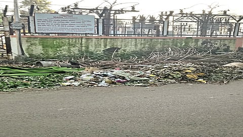 पिनाक मेमरीजजवळ कचरा पडून