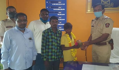 हरवलेल्या मुलाची पोलिस व पत्रकारांच्या तत्परतेने झाली नातेवाईकांशी भेट