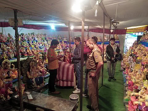 गांधीबाग ः पीओपी मूर्तीमागील लाल खूण तपासताना मनपाचे अधिकारी व उपद्रव शोध पथकातील अधिकारी.