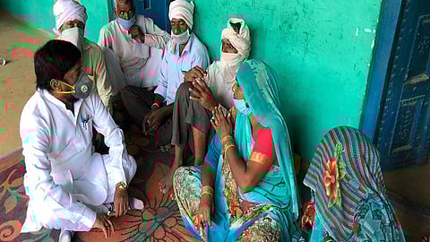 राष्ट्रवादी नेते प्रकाश गजभिये यांनी केलं हाथरस पीडितेच्या कुटूंबियांचे सांत्वन