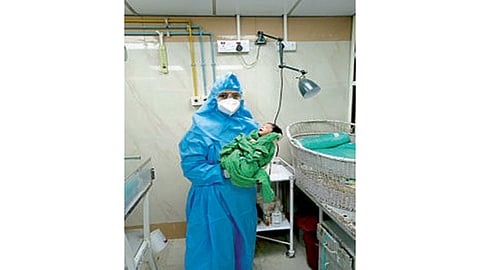 कोरोनाबाधित 132 महिलांची प्रसूती सुरक्षित; डॉक्टर-परिचारिका ठरले 'देवदूत'