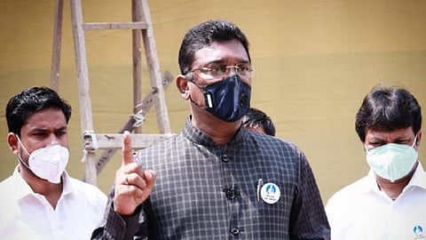 दिल्ली आणि महाराष्ट्राच्या लढाईत प्रताप सरनाईकचा 'तानाजी' झाला; सिद्धिविनायकाच्या चरणी सरनाईक लिन