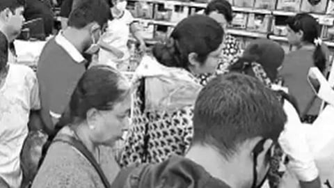 Coronavirus: लॉकडाउनची घोषणा केल्यानंतरही लोकांची दुकानांबाहेर गर्दी