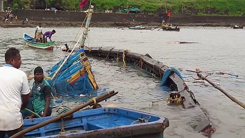 six fishermen survive in ratnagiri boat destroyed in sea