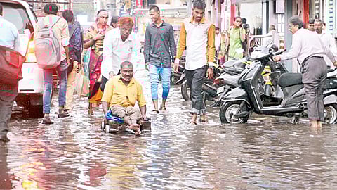 शहरभर पाणी आणि कोंडीच!