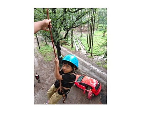 धारणी : झीपलाइनचा खेळ खेळताना राजवीर धोत्रे.