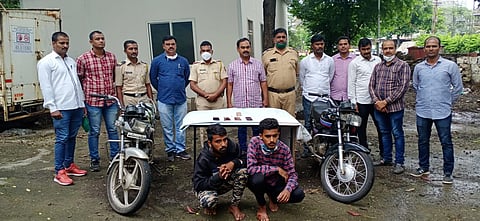 Shahupuri police arrested two robbers who snatched a mobile phone