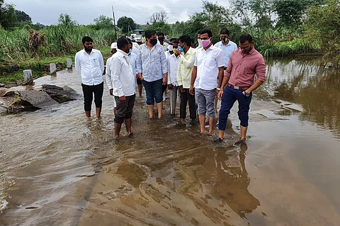 आमदार रोहित पवार यांनी केली बारामतीतील नुकसानग्रस्त भागाची पाहणी