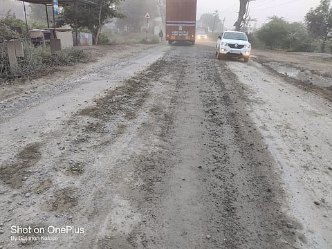 Akola News: In Sindkhedraja taluka, on Samrudhi Highway vehicle on cement mixed ballast state highway