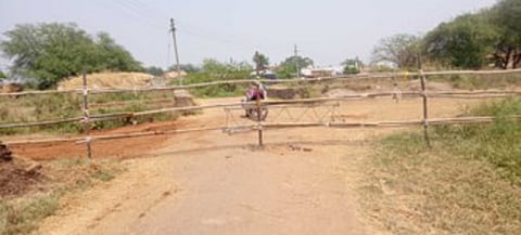 मोहाडी (जि. भंडारा) : हत्तीडोई येथील गावकऱ्यांनी बंद केलेला सीमा मार्ग.