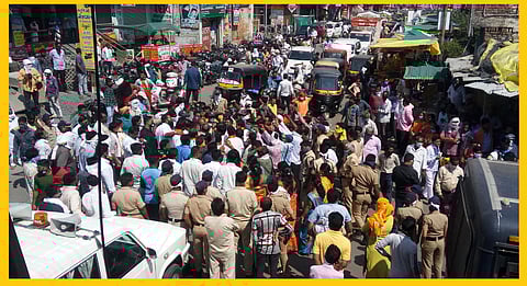 Akola News: Shiv Sena burns yogi's statue after clash with police, verbal clash between police and Shiv Sainiks after agitation