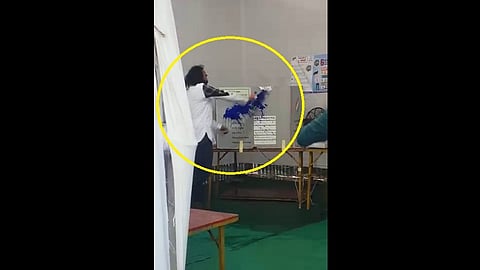 (VIDEO) ठाण्यात EVM मशीनवर शाई फेक..