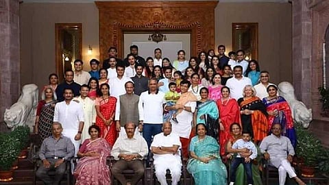 राजकीय भूकंपातही शरद पवारांचं कुटुंब अभेद्य !