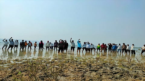 farmers agitation for the demand to reduce khindsi lake water level in ramtek of nagpur