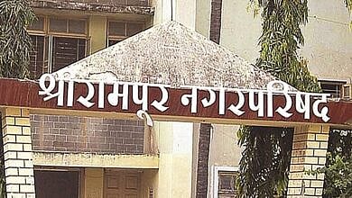 The municipality has warned that kite sellers in the city of Shrirampur will be penalized if they sell plastic kites with nylon manja