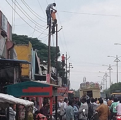 सिल्लोड : शहरातील तोडलेली वीजजोडणी संध्याकाळच्या सुमारास पूर्ववत करताना महावितरणचे कर्मचारी.