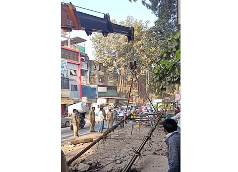 सकाळ इम्पॅक्ट : सिंहगड रस्त्यावरील अडथळा ठरणारे धोकादायक खांब महावितरणने काढले