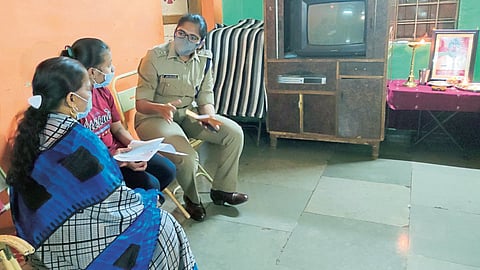 Video : बाळा.. गेलेला माणूस परत येत नसतो, खंबीर बनून आईला सावर