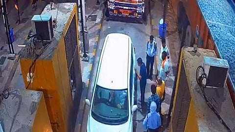 Viral Video : जिल्हा न्यायाधीशांस टाेल मॅनेजरने शिकविला नियमांचा धडा; पैसे दिल्यानंतरच साेडले वाहन