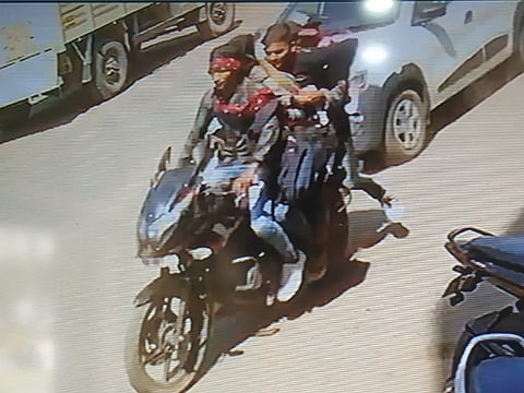 भरदिवसा व्यापाऱ्यावर हल्ला; साडेआठ लाख पळविले