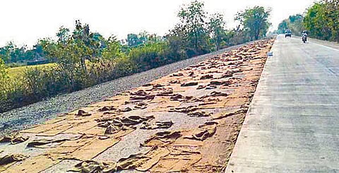 वर्धा ः रस्त्यावर अंथरण्यात आलेला बारदाना.