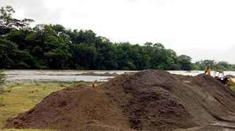 आंदोलनानंतरही वाळूतस्करी सुरुच! प्रवरापात्रातून गाढवांद्वारे वाळूवाहतूक