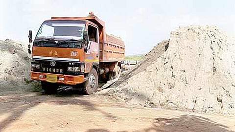 वाळूचा ट्रक कारवाई न करता कोणी सोडला? : सेनेच्या भोसलेंचा प्रशासनाला सवाल