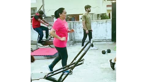 सराव करताना वानखेडे परिवारातील सदस्य.