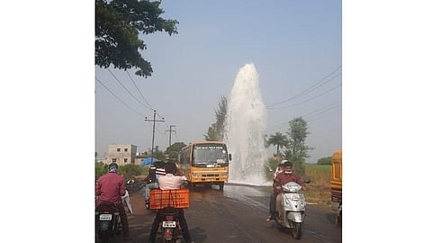 water valve leakage in ichalkaranji and water wastage on road in kolhapur