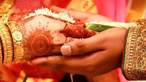 कुटुंबीयांनी धरला दुसर्या लग्नाचा आग्रह अन् त्याने घेतली उडी