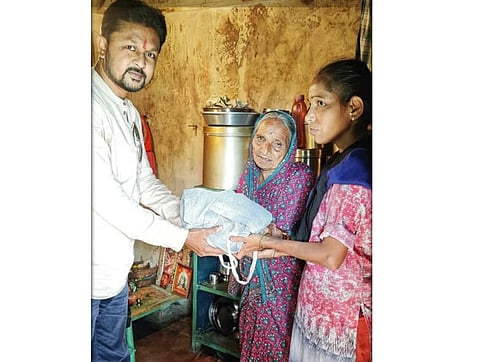 हृदयद्रावक : अश्रूंना बांध घालत आजीं लेकीसह झगडताहेत जगण्यासाठी