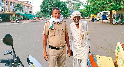 Yavatmal Superintendent of Police gives a helping hand to the patient