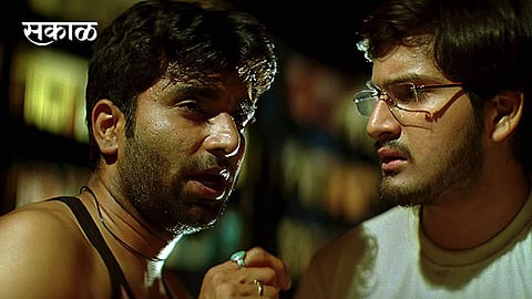 ‘झेंडा’ मधील एका प्रसंगात संतोष जुवेकर आणि सिद्धार्थ चांदेकर