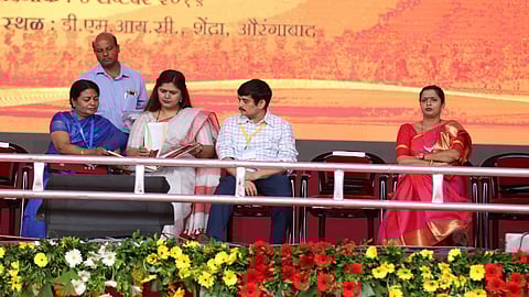 व्यासपीठावर विराजमान झालेल्या देवायानी डोणगावकर.