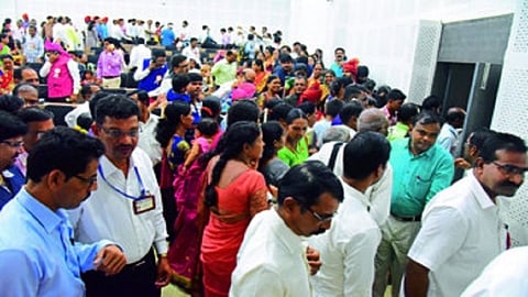 आदर्श शिक्षक पुरस्कार वितरण साेहळ्यात गाेंधळ निर्माण झाला.