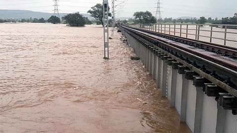 रूकडी रेल्वेपुलावर अद्यापही पाणी पातळी 52 फुटावर
