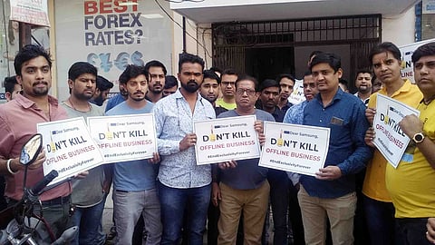 ऑनलाईन व्यवसाय विरोधात मोबाईल विक्रेते उतरले रस्त्यावर