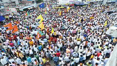 माजलगाव (जि. बीड) : रमेश आडसकर यांनी शुक्रवारी जोरदार शक्तिप्रदर्शन करून भाजपकडून महायुतीचे उमेदवार म्हणून अर्ज दाखल केला. त्यांचा उमेदवारी अर्ज भरण्यासाठी झालेली समर्थकांची गर्दी.
