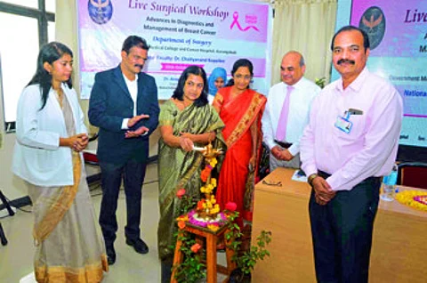 औरंगाबाद ः शासकीय कर्करोग रुग्णालयात स्तन कर्करोग कार्यशाळेचे उद्घाटन करताना डॉ. कानन येळीकर. यावेळी उपस्थित डॉ. चैतन्य कोप्पीकर, डॉ. अरविंद गायकवाड, डॉ. अर्चना राठोड, डॉ. अनघा वरुडकर.