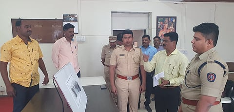 जालना ः जप्त केलेल्या गावठी पिस्तूलची पाहणी करताना पोलिस अधीक्षक चैतन्य एस., अपर पोलिस अधीक्षक समाधान पवार, अभय देशपांडे, स्थानिक गुन्हे शाखेचे पोलिस निरीक्षक राजेंद्रसिंह गौर, यशवंत जाधव आदी.