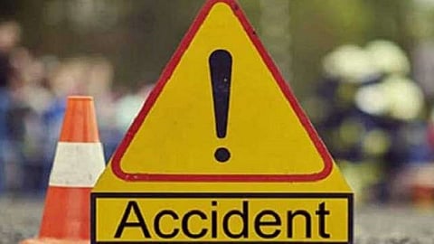 accident in sangli miraj road four wheeler and truck in-one person dead in accident
